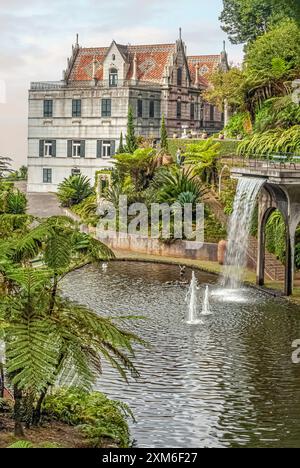 Lago centrale e l'edificio principale a monte Palace Tropical Garden Foto Stock