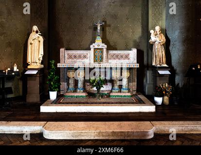 Un altare all'interno della chiesa cattolica di Saint-Jean de Montmartre, in Place des Abbesses, quartiere di Montmartre, XVIII arrondissement, Parigi, Francia Foto Stock