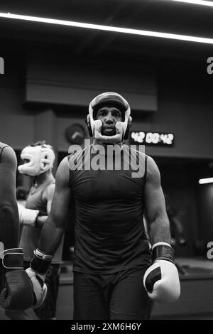 Pugili che lottano nell'allenamento di boxe in palestra. Foto Stock