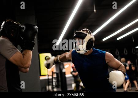 Pugili che lottano nell'allenamento di boxe in palestra. Foto Stock