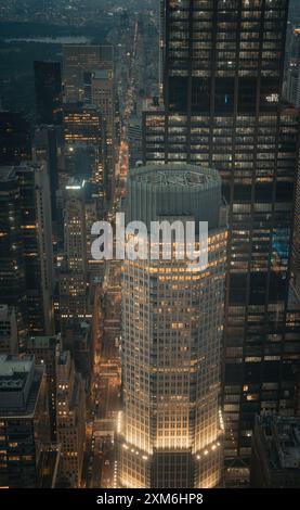 Grattacieli di notte Manhattan New York Street Foto Stock