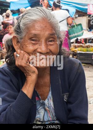 Iquitos, Perù- Mar 27, 2018: Ritratto di una donna con una pelle rossa la vendita delle banane sul mercato Belen, giungla amazzonica. Sud America. Amazonia. Foto Stock