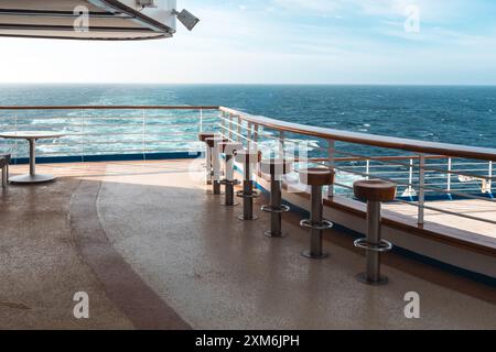 Los Angeles, USA - 29 marzo 2019: Una vista serena dal ponte di una nave che si affaccia sull'Oceano Pacifico. Foto Stock