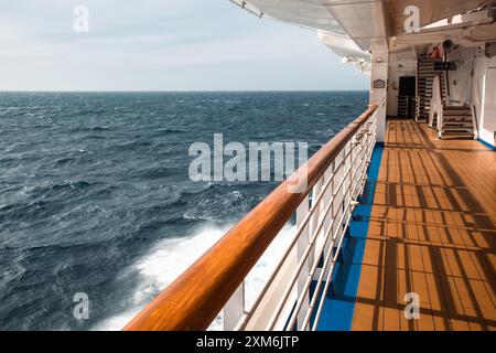 Los Angeles, USA - 30 marzo 2019: Una vista serena dal ponte delle navi da crociera che si affaccia sull'Oceano Pacifico. Foto Stock