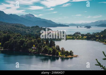 Un bellissimo lago con una montagna sullo sfondo Foto Stock