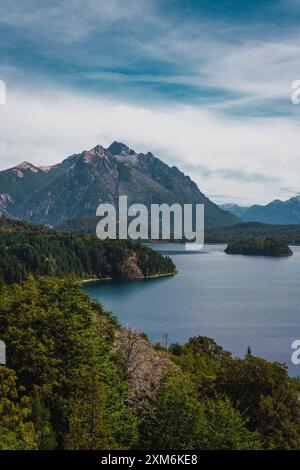 Una splendida catena montuosa con un lago in primo piano Foto Stock