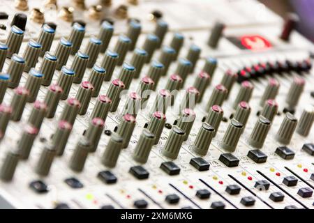 mixer audio con manopole analogiche, amplificatore equalizzatore a pannello Foto Stock