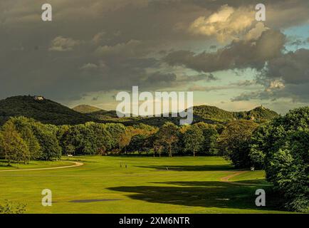 Rheinauenpark alla luce della sera, vista del Siebengebirge con Petersberg, il castello di Drachenburg e Drachenfels, Bonn, NRW, Germania Foto Stock