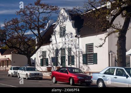 Stellenbosch, Sudafrica – 15 agosto 2011: Vista orizzontale di una vecchia casa bianca, strada del vino Foto Stock