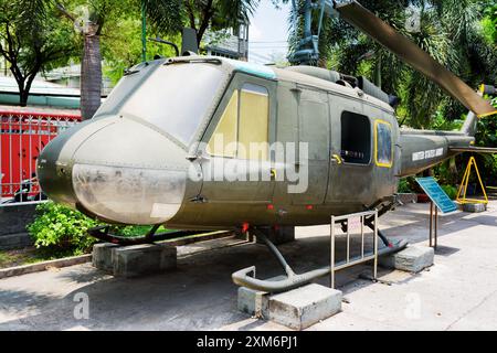 Elicottero Bell UH-1 Irochesi nel Museo dei resti di guerra, Vietnam Foto Stock