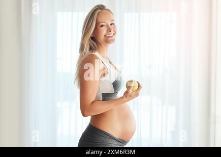 Gravidanza, donna e ritratto di mele in casa, maternità e dieta sana per la nutrizione fetale. Sviluppo in gravidanza, spuntino prenatale e fibra per Foto Stock