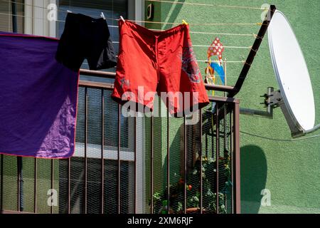 Vestiti asciugati sul balcone di una casa nella Repubblica Ceca Foto Stock