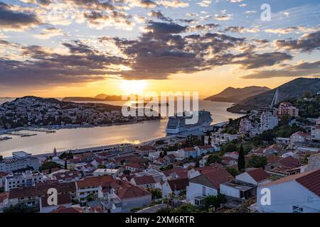 Nave da crociera Norwegian Escape nel porto di Dubrovnik al tramonto, Croazia, Europa Foto Stock