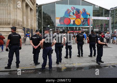 I gendarmi fuori dalla stazione ferroviaria Gare Du Nord di Parigi, in Francia, dopo "atti maligni" hanno gravemente interrotto il viaggio attraverso il paese il giorno della cerimonia di apertura delle Olimpiadi di Parigi 2024. I treni ad alta velocità, tra cui Eurostar, sono stati colpiti da quello che la compagnia ferroviaria nazionale SNCF ha definito una serie di attacchi dolosi coordinati, anche se non vi erano prove immediate di un collegamento con i Giochi. Data foto: Venerdì 26 luglio 2024. Foto Stock