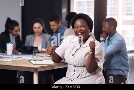 Donna d'affari, entusiasta e stuzzica ritratti sul posto di lavoro, gesti delle mani e feedback per l'azienda Start-up. Approvazione, accordo e sorriso per la felicità Foto Stock