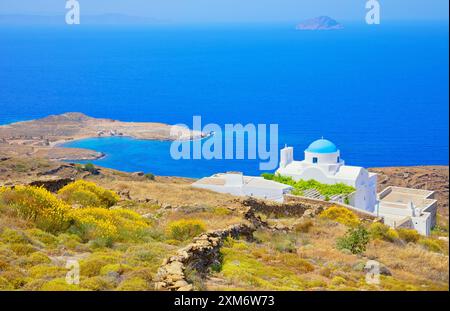 La chiesa di Panagia Skopiani si affaccia sulla baia di Platis Gialos, sull'isola di Serifos, sulle isole Cicladi, Grecia Foto Stock