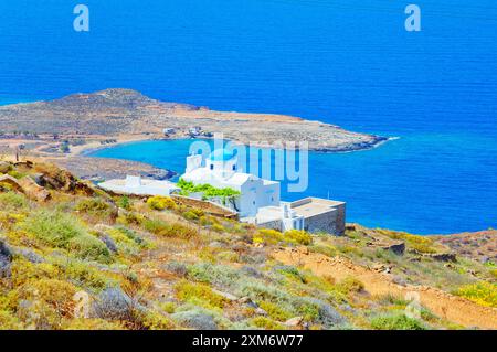 La chiesa di Panagia Skopiani si affaccia sulla baia di Platis Gialos, sull'isola di Serifos, sulle isole Cicladi, Grecia Foto Stock