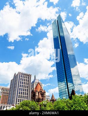 Boston, Massachusetts, USA - 13 giugno 2021: Il grattacielo di Clarendon Street del 200, precedentemente chiamato John Hancock Tower, ha 62 piani ed è alto 790 metri Foto Stock