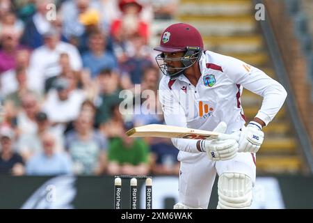 Birmingham, Regno Unito. 26 luglio 2024. Mikyle Louis in azione con la mazza che segna un singolo per aprire il suo conto al settimo over durante l'International test Match Series match tra Inghilterra e Indie occidentali all'Edgbaston Cricket Ground, Birmingham, Inghilterra, il 26 luglio 2024. Foto di Stuart Leggett. Solo per uso editoriale, licenza richiesta per uso commerciale. Non utilizzare in scommesse, giochi o pubblicazioni di singoli club/campionato/giocatori. Crediti: UK Sports Pics Ltd/Alamy Live News Foto Stock