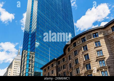 Vista parziale di tre edifici nel quartiere Back Bay di Boston. Trinity Church è in primo piano. Foto Stock