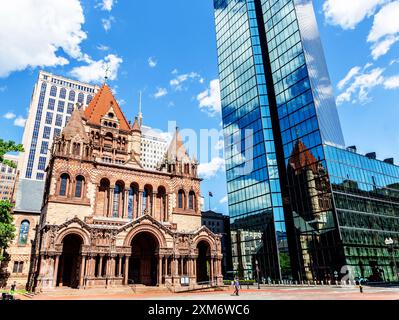 Boston, Massachusetts, Stati Uniti d'America - 13 giugno 2021: Trinity Church si trova a Copley Square, in zona Back Bay di Boston. Fu costruito tra il 1872 e il 18 Foto Stock