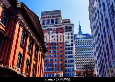 Boston, Massachusetts, USA - 16 aprile 2024: Edifici lungo Boylston Street nel quartiere Back Bay di Boston. Architettura vecchia e nuova. Foto Stock