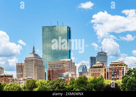 Boston, Massachusetts, Stati Uniti - 28 giugno 2022: Vista sull'albero del Boston Garden Park in cima agli edifici della Back Bay, tra cui la Hancock Tower e il Prude Foto Stock