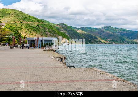 Una vista sul lungomare sulla riva del lago di Ocrida a Podgradec, Albania in estate Foto Stock