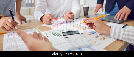 Banner con il team aziendale che esegue l'analisi dei dati e lavora con i documenti contabili Foto Stock