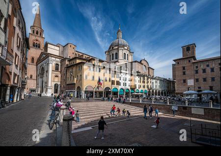 In Piazza delle Erbe, Chiesa Basilica di Sant&#39;Andrea, città di Mantova, Provincia di Mantova, sul fiume Mincio, Lombardia, Italia, Europa Foto Stock