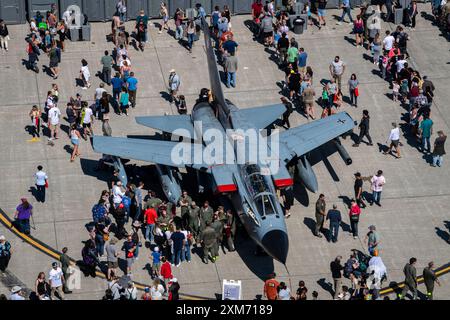 I partecipanti all'Arctic Thunder Open House fanno un tour della German Air Force PA-200 Tornado sulla linea di volo presso Joint base Elmendorf-Richardson, Alaska, 20 luglio 202 Foto Stock