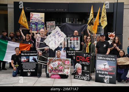 La gente partecipa a una protesta fuori dall'ambasciata danese a Dublino che chiede il rilascio del veterano attivista ambientalista e attivista anti-baleniera Paul Watson, che è stato arrestato a Nuuk, in Groenlandia, per un mandato di arresto internazionale emesso dal Giappone. Data foto: Venerdì 26 luglio 2024. Foto Stock