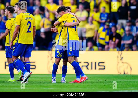 Broendby, Danimarca. 25 luglio 2024. Oscar Schwartau (41) di Broendby IF segna per 6-0 e festeggia con Mathias Kvistgaarden (36) durante la partita di qualificazione della UEFA Conference League tra Broendby IF e Llapi al Broendby Stadion di Broendby. Credito: Gonzales Photo/Alamy Live News Foto Stock