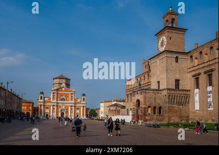 Palazzo dei Pio sulla destra, persone su Piazza dei Martiri, sullo sfondo Cattedrale Carpi, Basilica di Santa Maria Assunta, Carpi, Provincia di Foto Stock