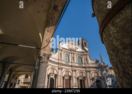 Piazza Ducale con Cattedrale di VigevanoCattedrale di Sant'Ambrogio alla fine della piazza, Vigevano, Provincia di Pavia, Lombardia, Italia, Europa Foto Stock