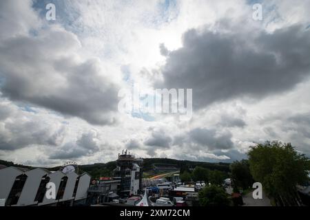 Spa, Belgio. 26 luglio 2024. Le nuvole sono viste sopra il circuito in vista della formazione libera in vista della gara del Gran Premio di F1 del Belgio, a Spa-Francorchamps, venerdì 26 luglio 2024. Il Gran Premio di Formula 1 di Spa-Francorchamps si svolge questo fine settimana, dal 25 al 28 luglio. BELGA FOTO JONAS ROOSENS credito: Belga News Agency/Alamy Live News Foto Stock