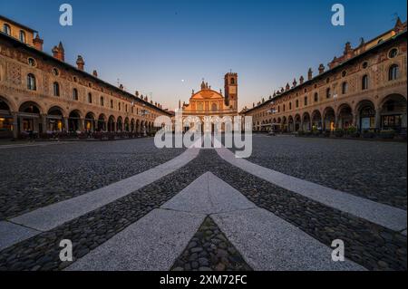 Piazza Ducale con Cattedrale di Vigevanono Cattedrale di Sant'Ambrogio alla fine della piazza, Vigevano, Provincia di Pavia, Lombardia, Italia, EUR Foto Stock