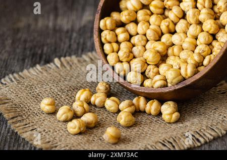 Ceci gialli arrostiti in ciotola su fondo di legno, noci turchi tradizionali, leblebi Foto Stock