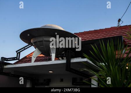 26 luglio 2024, Yogyakarta, regione speciale di Yogyakarta, Indonesia: Un'installazione artistica a forma di UFO è visibile in una delle case del villaggio UFO nel distretto di Mantrijeron, città di Yogyakarta. I residenti hanno collaborato per decorare il villaggio con un tema UFO e alieno per accogliere il giorno dell'indipendenza della Repubblica di Indonesia il 17 agosto. Inoltre, il villaggio UFO è inteso come una lingua per studiare l'universo, in modo che le persone siano sempre consapevoli di mantenere la pulizia nei loro rispettivi ambienti. (Credit Image: © Angga Budhiyanto/ZUMA Press Wire/Alamy Live News) SOLO PER USO EDITORIALE! Foto Stock