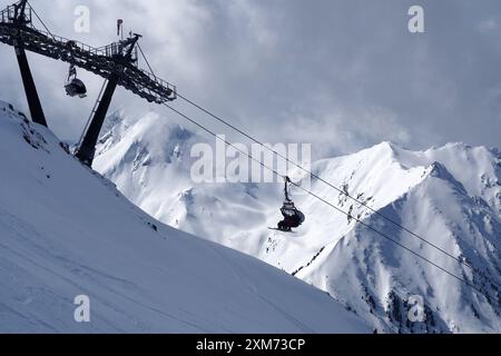 Seggiovia nel comprensorio sciistico Hochzeiger, Pitztal, inverno in Tirolo, Austria Foto Stock