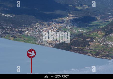 Hochzeiger ski area con vista sulla valle dell'Inn con Imst, Pitztal, inverno in Tirolo, Austria Foto Stock