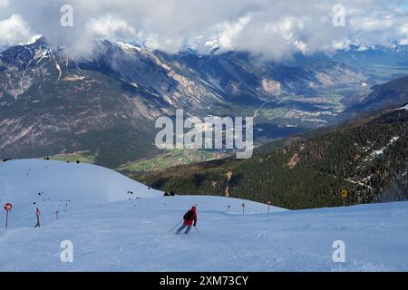 Area sciistica di Hochzeiger con vista sulla valle dell'Inn, Pitztal, inverno in Tirolo, Austria Foto Stock