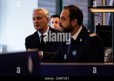 FRANCE-POLITICS-SPORT-OLY il ministro dell'economia Bruno le Maire visita il Centro operazioni doganali di Parigi e loda lo straordinario sforzo compiuto dalle autorità doganali alla vigilia della cerimonia di apertura delle Olimpiadi. A Parigi, 25 luglio 2024. PARIS ILE-DE-FRANCE FRANCIA COPYRIGHT: XANDREAXSAVORANIXNERIX FRANCE-POLITICS-SPORT-OLY-ASN ASAVORANINERI-28 Foto Stock