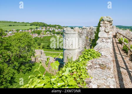 Castello di Carisbrooke Isola di Wight - Vista del villaggio di Carisbrooke dalle mura del castello Carisbrooke vicino a Newport Isola di Wight Inghilterra Regno Unito Europa Foto Stock