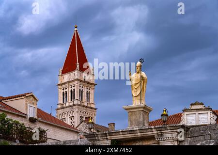 Statua del santo patrono Ivan Ursini sulla porta della città e la torre della cattedrale di San Lorenzo a Traù, Croazia, Europa Foto Stock