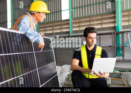 controllo del lavoro del team di ingegneri durante il collaudo del processo del pannello solare prima della sabbiatura al cliente per l'installazione della configurazione Foto Stock