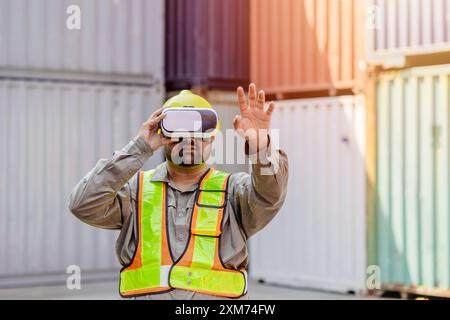 I lavoratori che utilizzano dispositivi con cuffie e auricolari VR Vision Pro Technology lavorano presso Container Yard Construction Site innovazione nel settore della logistica Foto Stock