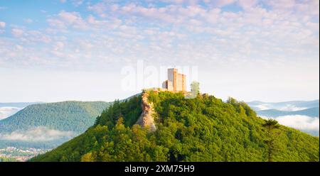 Castello di Trifels in estate, Anweiler am Trifels, Renania-Palatinato, Germania Foto Stock