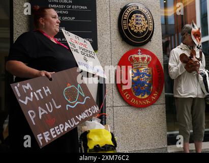 La gente partecipa a una protesta fuori dall'ambasciata danese a Dublino che chiede il rilascio del veterano attivista ambientalista e attivista anti-baleniera Paul Watson, che è stato arrestato a Nuuk, in Groenlandia, per un mandato di arresto internazionale emesso dal Giappone. Data foto: Venerdì 26 luglio 2024. Foto Stock