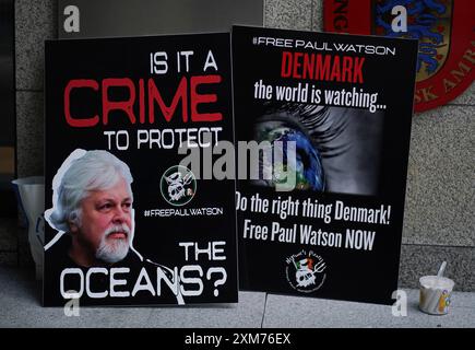 Firma di una protesta fuori dall'ambasciata danese a Dublino che chiede il rilascio di Paul Watson, un veterano attivista ambientalista e attivista anti-baleniera, che è stato arrestato a Nuuk, in Groenlandia, in base a un mandato di arresto internazionale emesso dal Giappone. Data foto: Venerdì 26 luglio 2024. Foto Stock